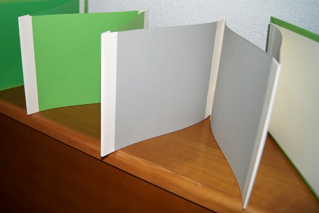 Mit Tesabändern werden die einzelnen A4-Seiten aneinander befestigt.