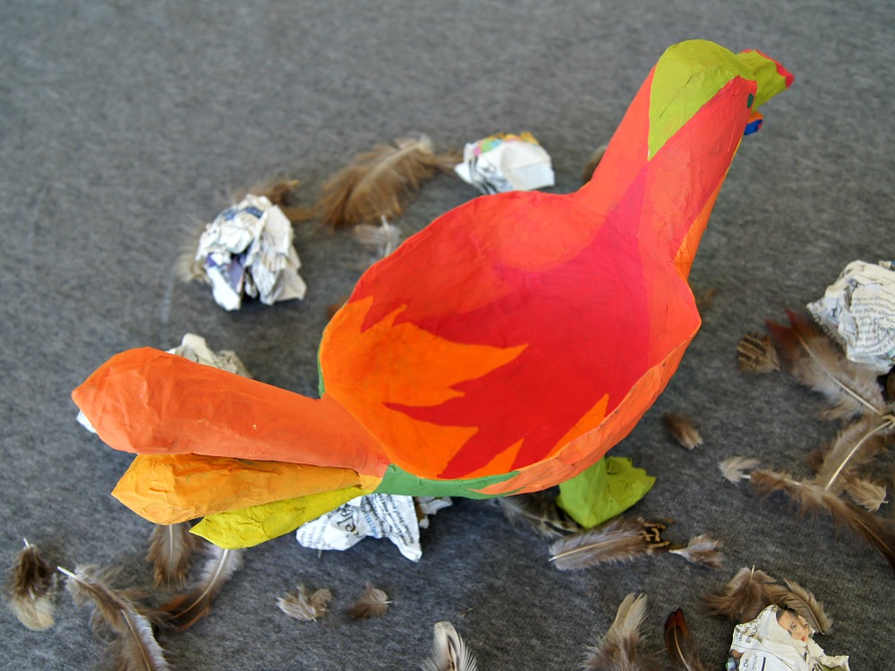 Diese Schale ist als Tier getarnt und ein wunderbares Bastelprojekt mit Pappmache für Kinder