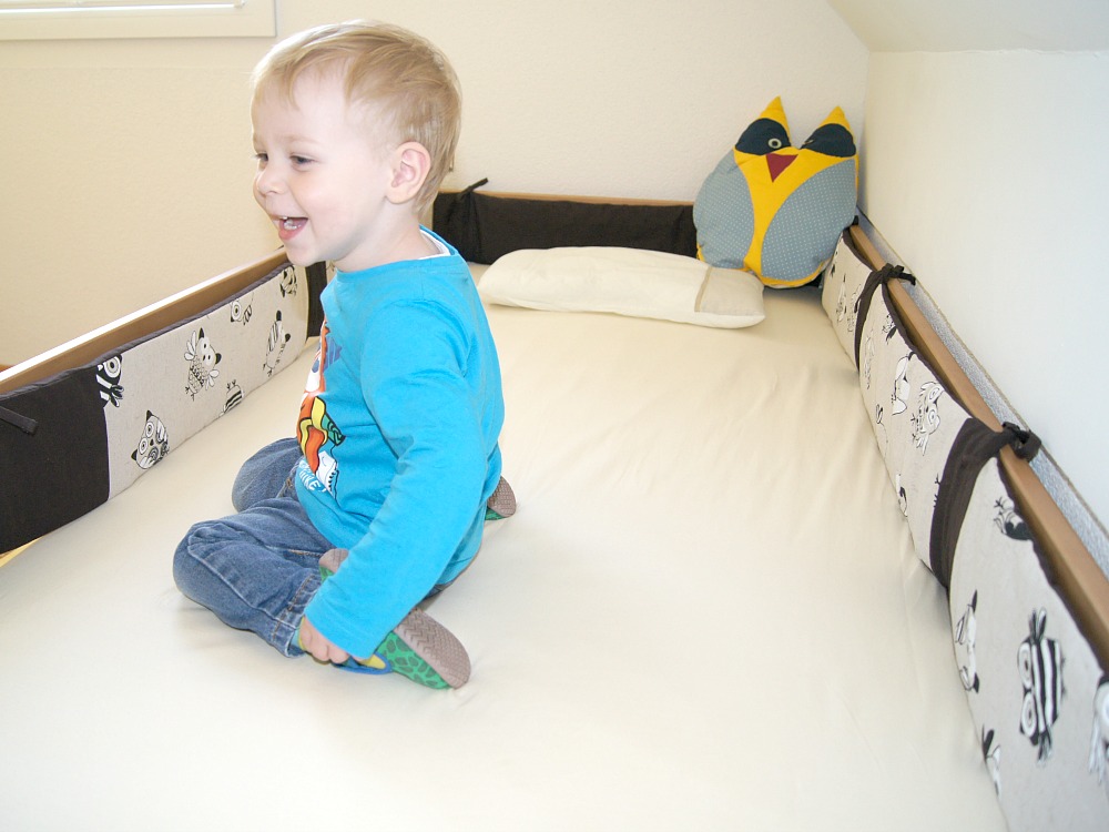 Stoffschutz für das Kinderbett nähen - Freebook