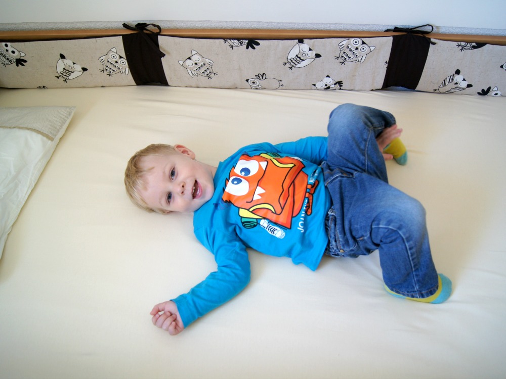 Stoffschutz für das Kinderbett nähen - Freebook