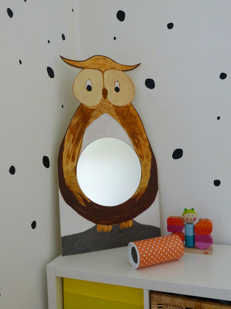 DIY-Kinderspiegel: Sperrholzplatte zu einer Eule ausschneiden, bemalen und Spiegel draufkleben. 