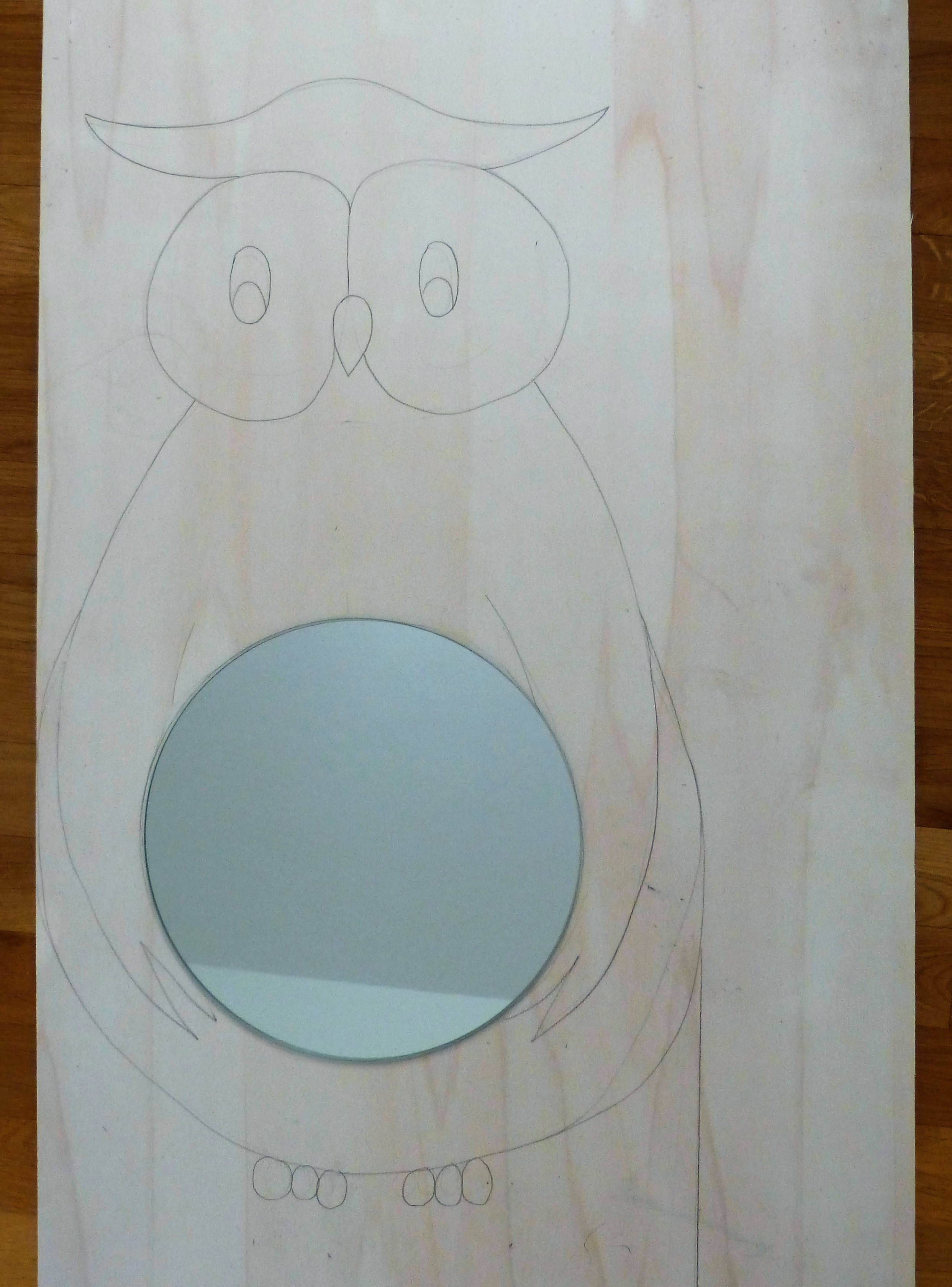 DIY-Kinderspiegel: Sperrholzplatte zu einer Eule ausschneiden, bemalen und Spiegel draufkleben.