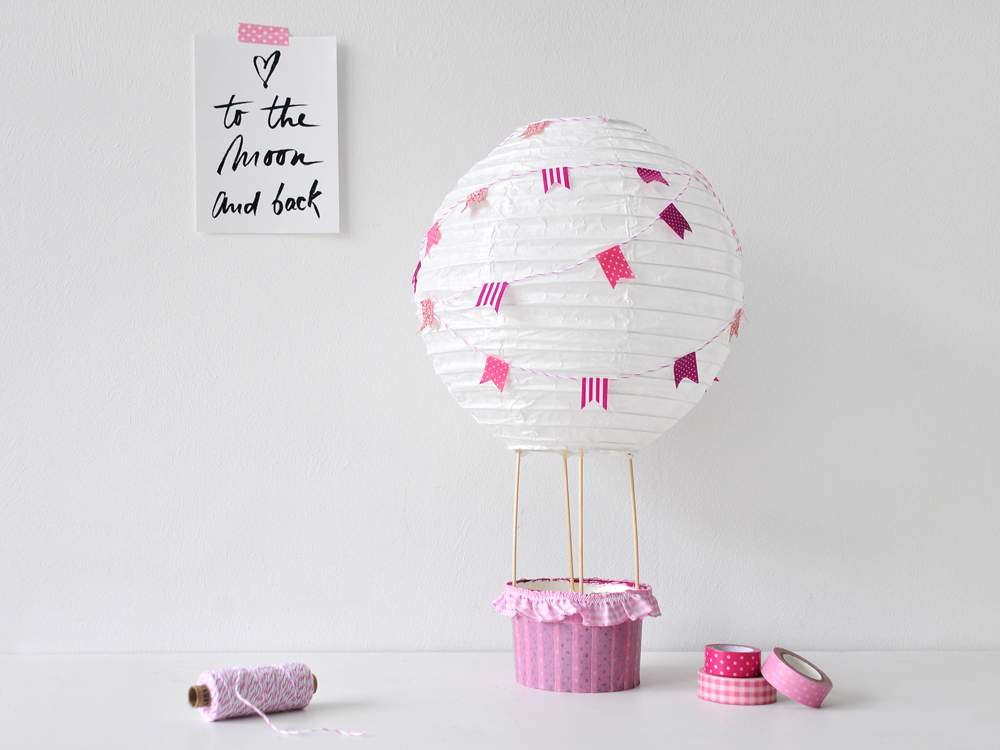 DIY Heißluftballon für das Kinderzimmer. Eine Deko für kleine Mädchen, die von Herzen kommt.