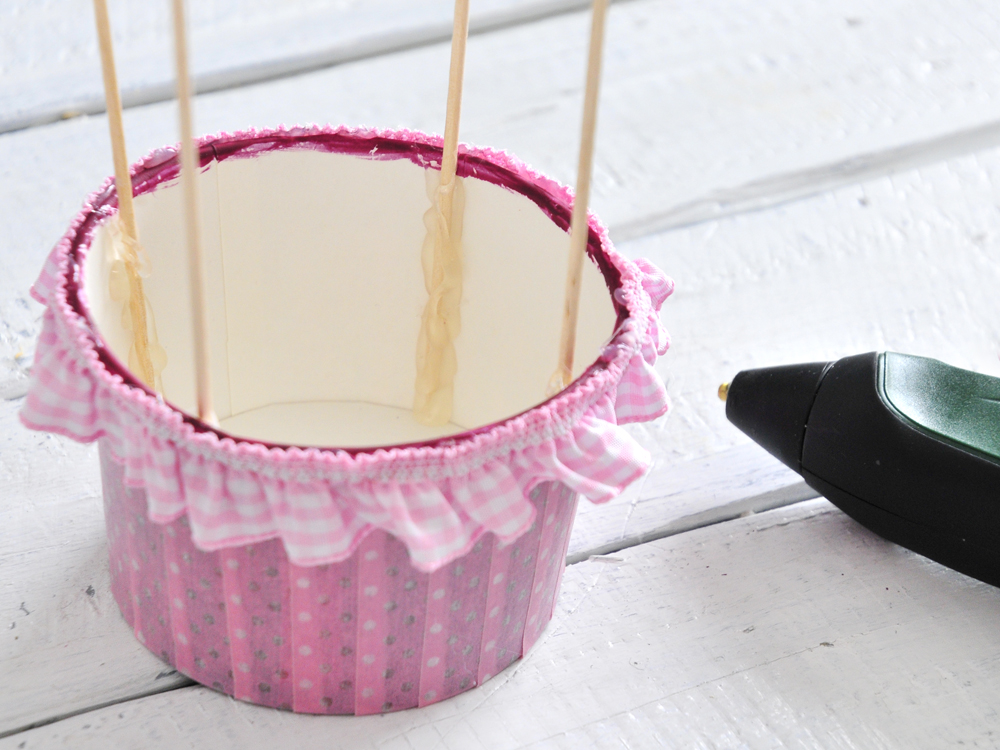 DIY Heißluftballon für das Kinderzimmer. Eine Deko für kleine Mädchen, die von Herzen kommt.