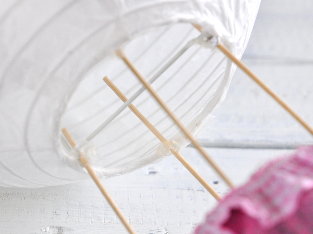 DIY Heißluftballon für das Kinderzimmer. Eine Deko für kleine Mädchen, die von Herzen kommt.