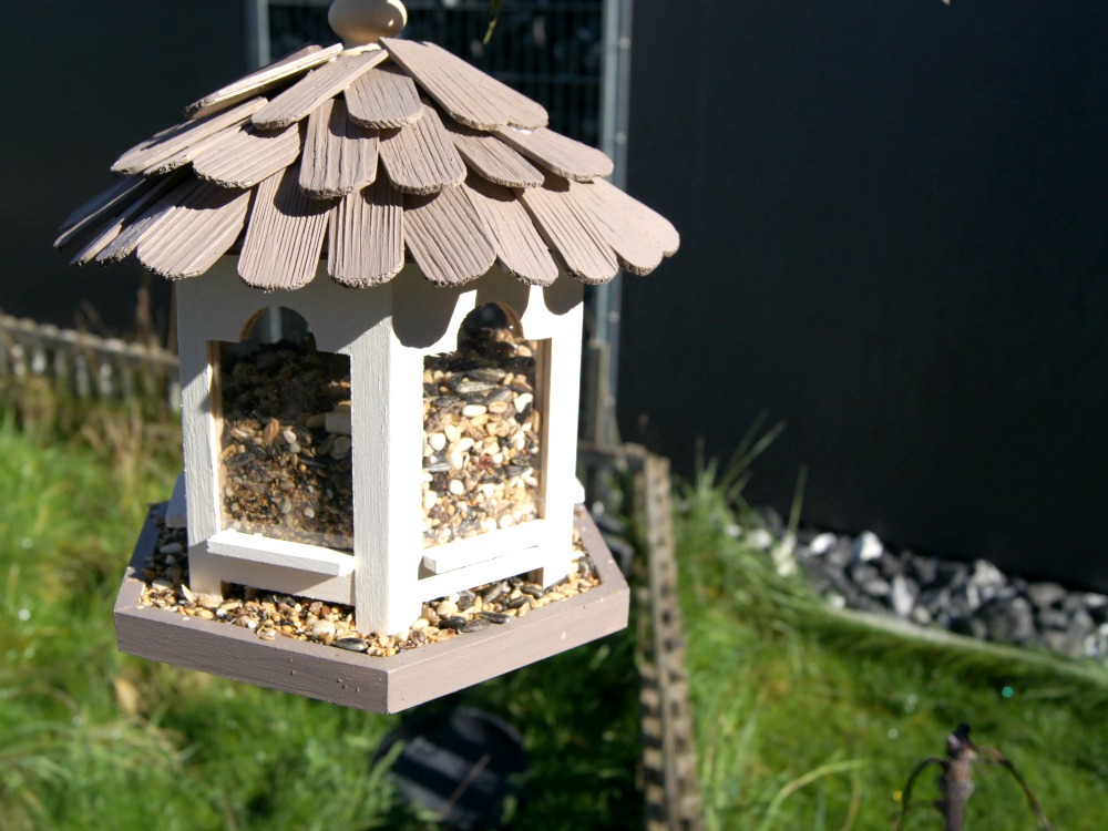 Ein Vogelhäuschen mit Kindern im Garten bauen | von Fantasiewerk.ch