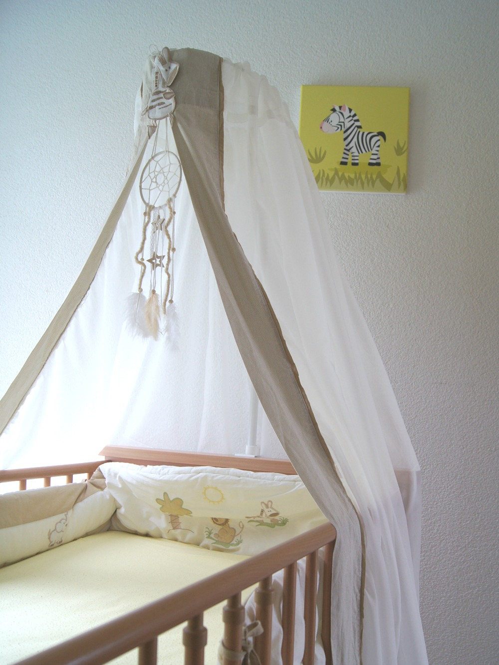 Mit dieser DIY-Anleitung geht der Traumfänger ganz einfach. Eine süsse Idee für das Kinderzimmer. | von Fantasiewerk