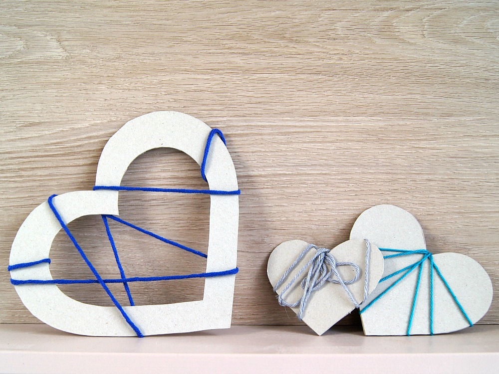 Herzen mit Garn umwickeln - Kinder basteln ein schönes Geschenk für Valentinstag. | von Fantasiewerk