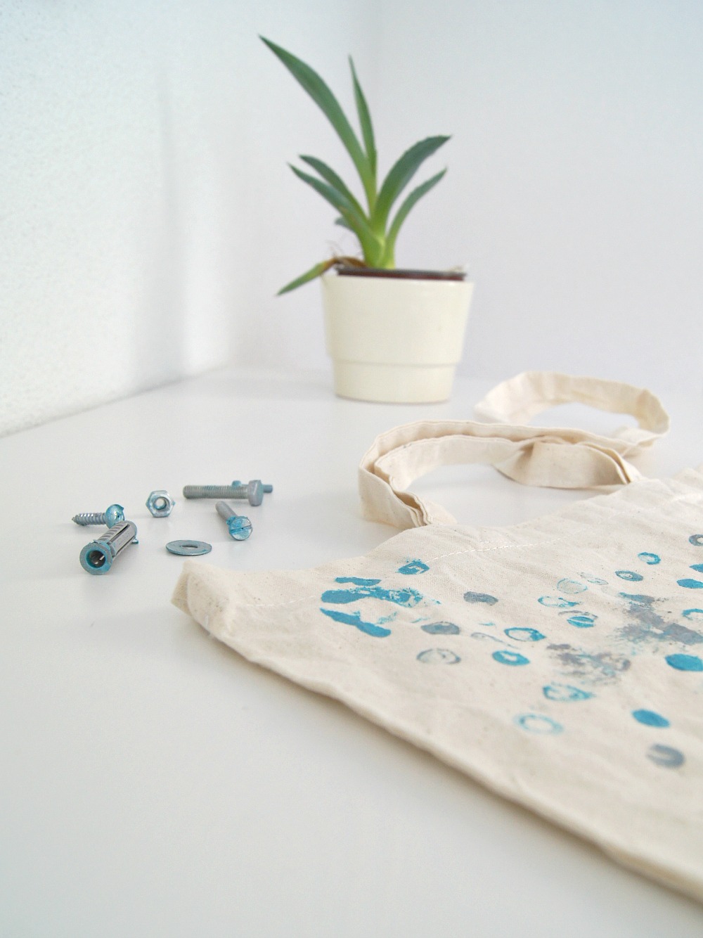 Eine Tasche mit Schrauben, Muttern, Dübeln und Rohren bedrucken. - Ein DIY Projekt für Jungs. | von Fantasiewerk