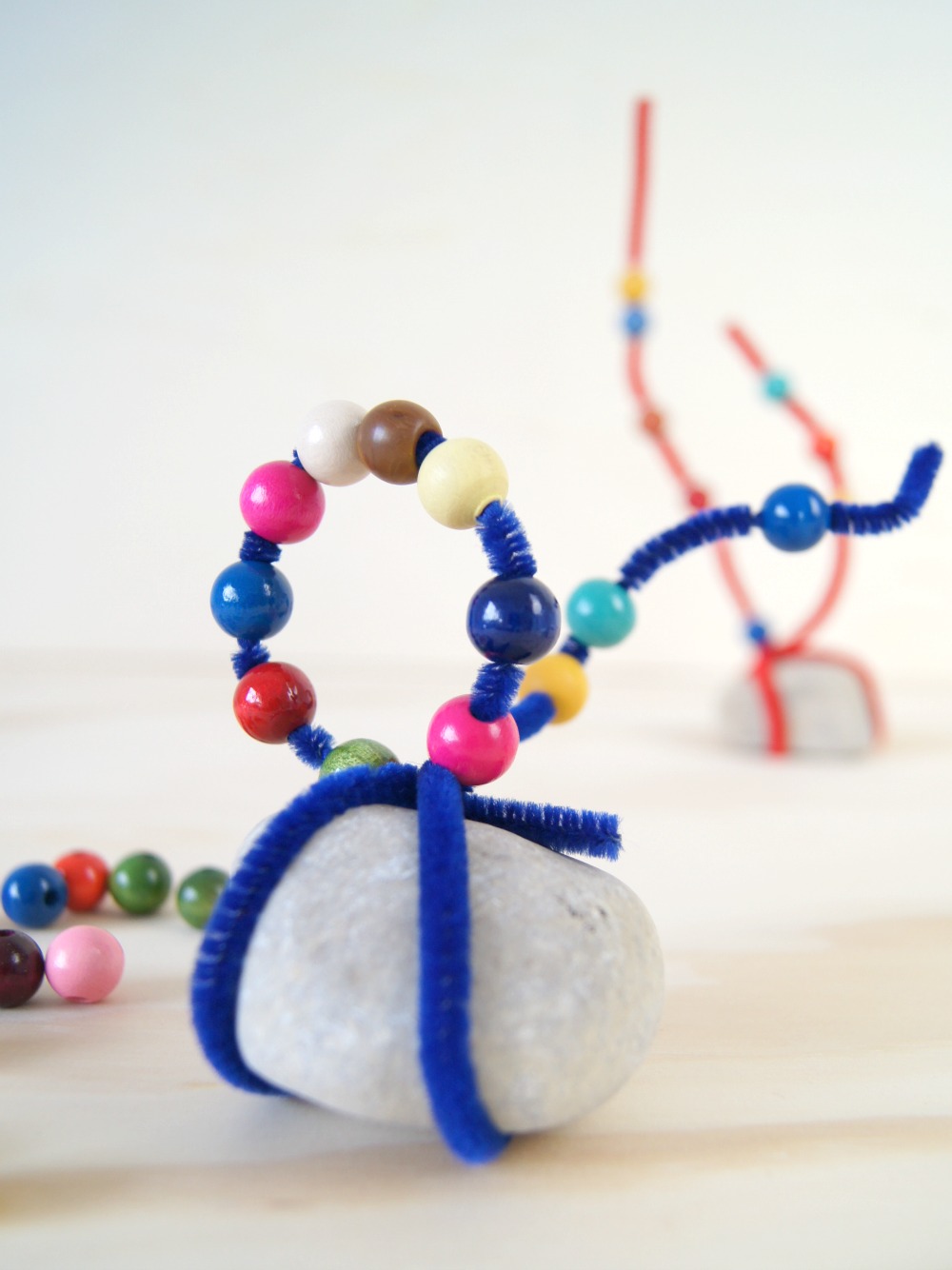 Steinskulptur mit Kleinkindern basteln. Wie die Kreativitätsförderung das Selbstvertrauen der Kinder stärkt. | von Fantasiewerk