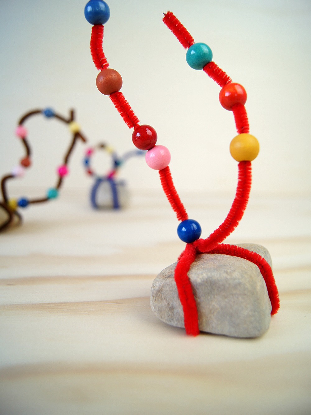 Steinskulptur mit Kleinkindern basteln. Wie die Kreativitätsförderung das Selbstvertrauen der Kinder stärkt. | von Fantasiewerk