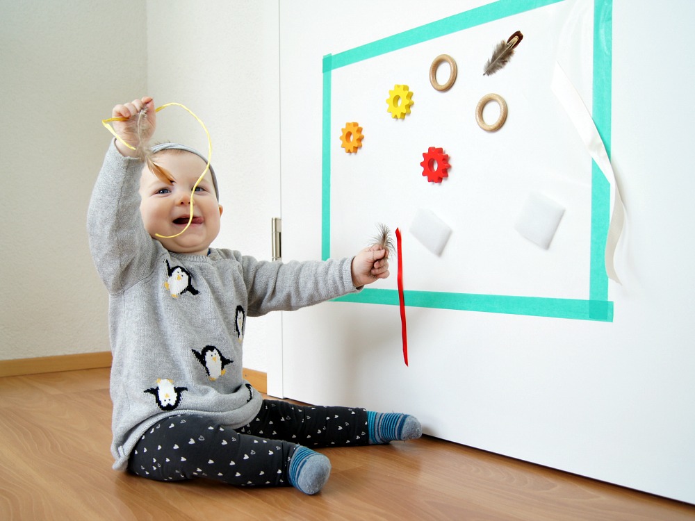 DIY Klebewand für Babys und Kleinkinder. Zum Entdecken und Ausprobieren von verschiedenen Formen, Farben und Materialien. Kreativförderung von Fantasiewerk