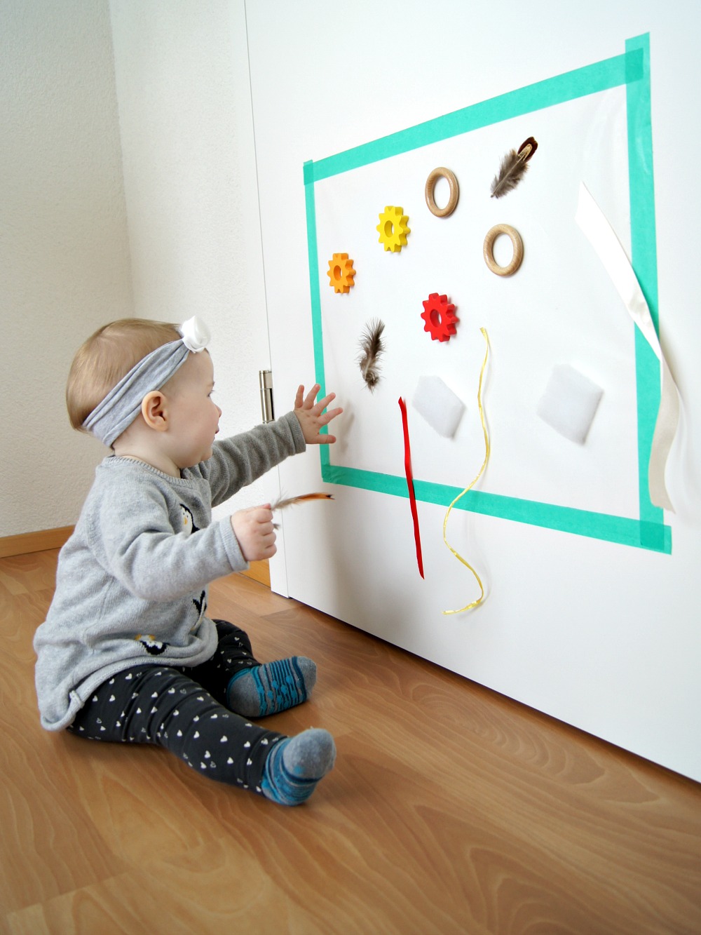 DIY Klebewand für Babys und Kleinkinder. Zum Entdecken und Ausprobieren von verschiedenen Formen, Farben und Materialien. Kreativförderung von Fantasiewerk