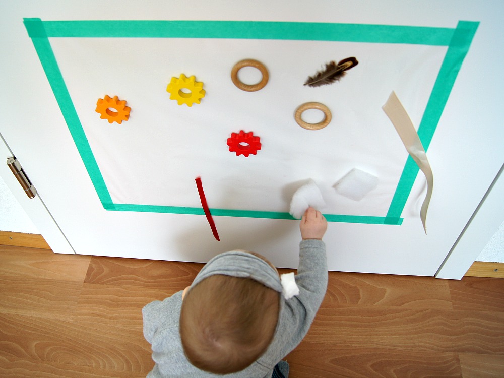 DIY Klebewand für Babys und Kleinkinder. Zum Entdecken und Ausprobieren von verschiedenen Formen, Farben und Materialien. Kreativförderung von Fantasiewerk