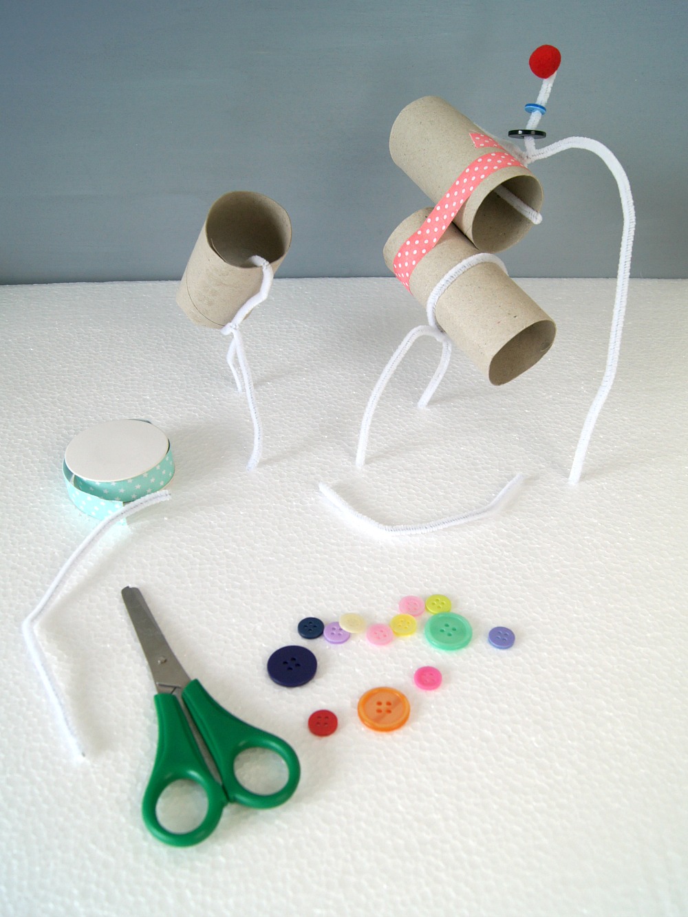 Kreativität von Kindern fördern durch Basteln mit verschiedenen Materialien, wie Toilettenpapierrollen, Knöpfen, Chenilledraht, usw. | von Fantasiewerk