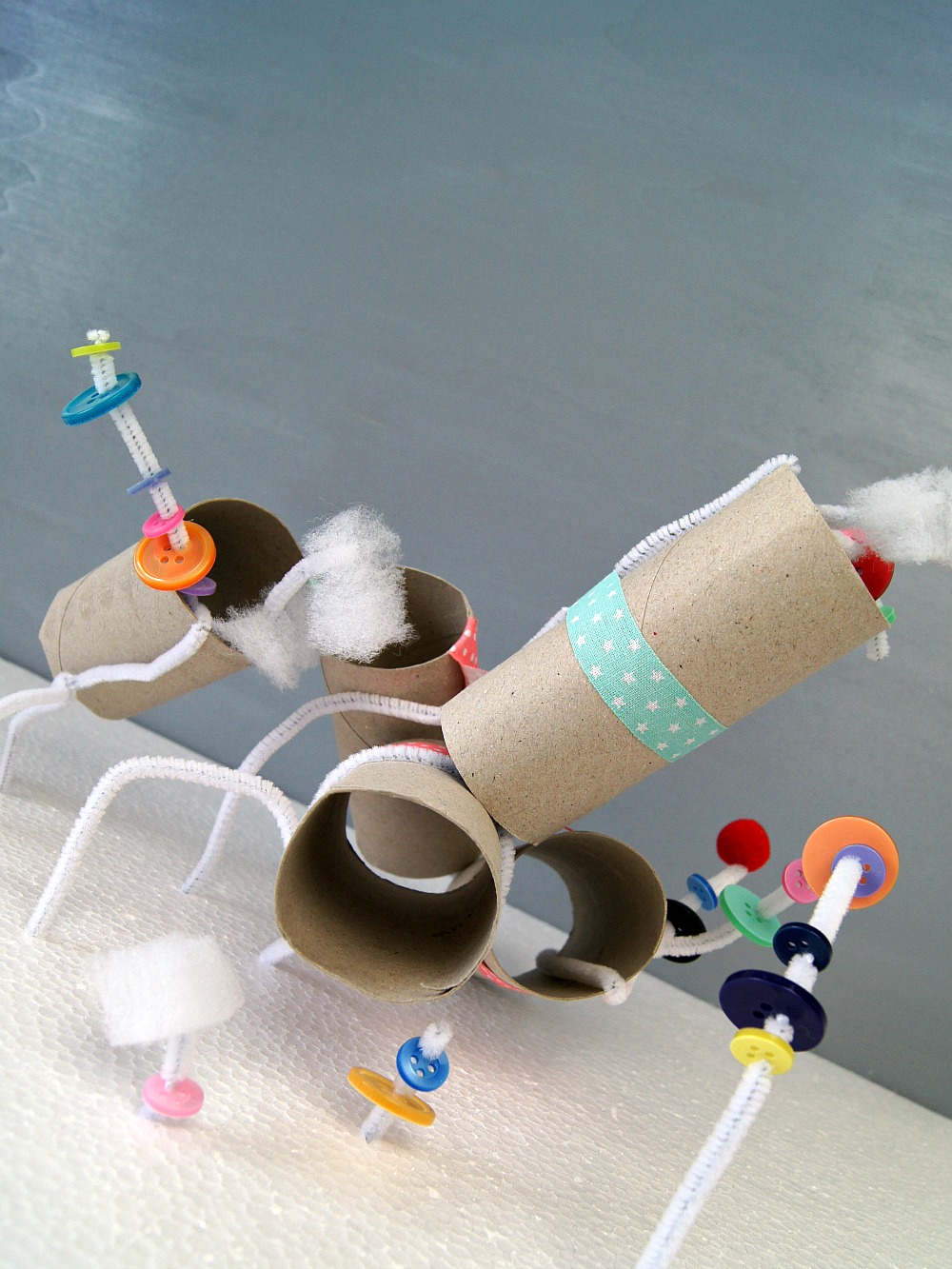 Kreativität von Kindern fördern durch Basteln mit verschiedenen Materialien, wie Toilettenpapierrollen, Knöpfen, Chenilledraht, usw. | von Fantasiewerk