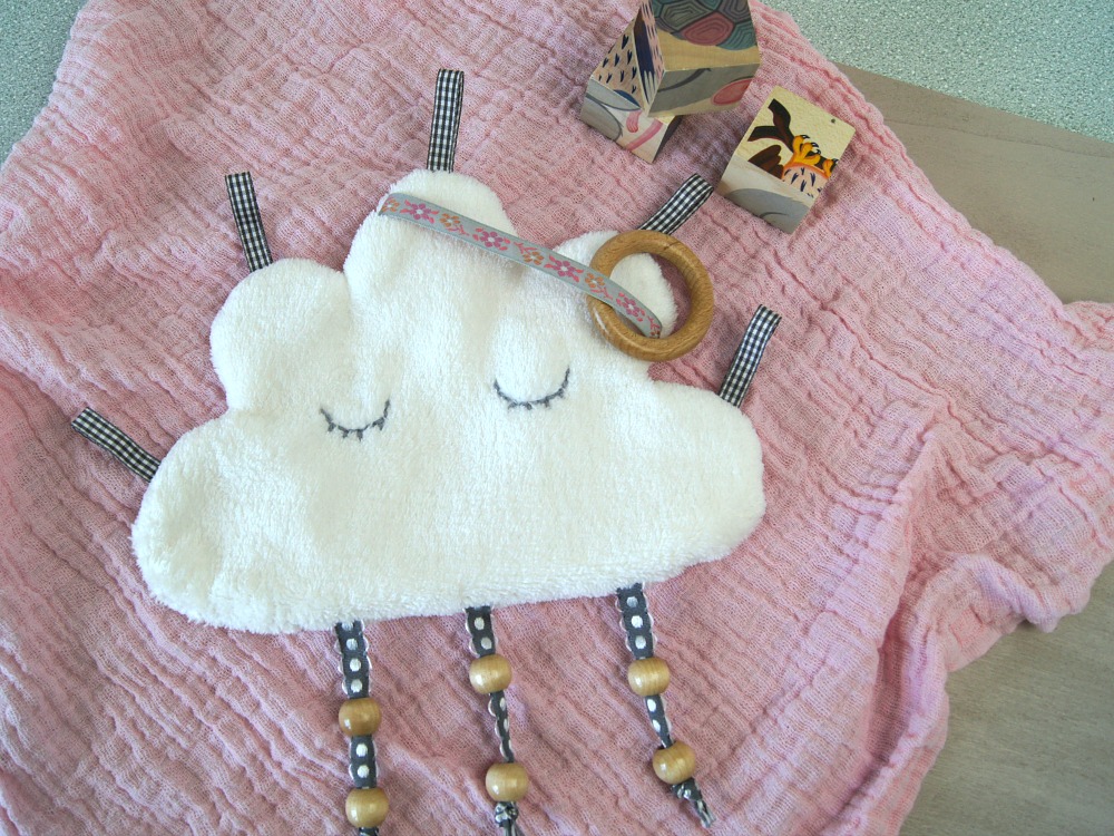 Nähanleitung für ein Knistertuch: Süsse Wolke zum Spielen und Entdecken für das Baby | von Fantasiewerk