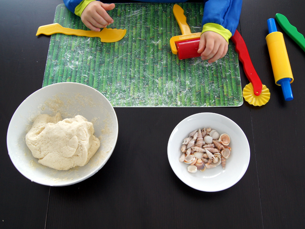 Basteln mit Kindern - Salzteig mit Muscheln verzieren und farbig bemalen. | von Fantasiewerk