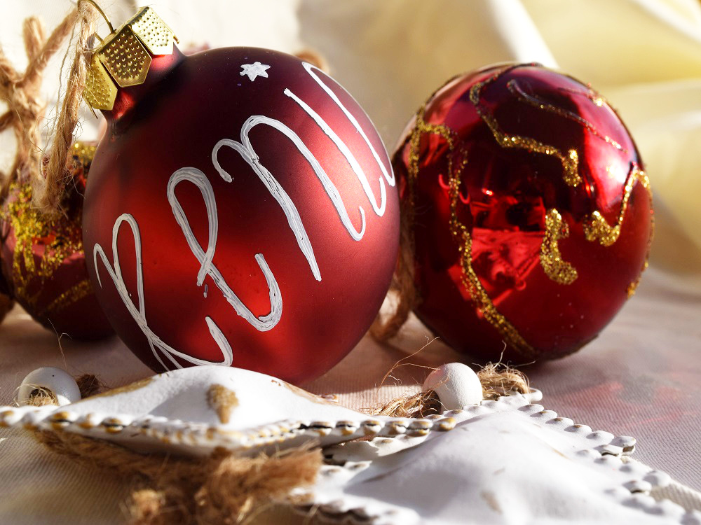 Weihnachtskugeln mit Kindern dekorieren. Kinder basteln mit Leim und Glitzer eine schöne Weihnachtsdeko für den Christbaum. | von Fantasiewerk