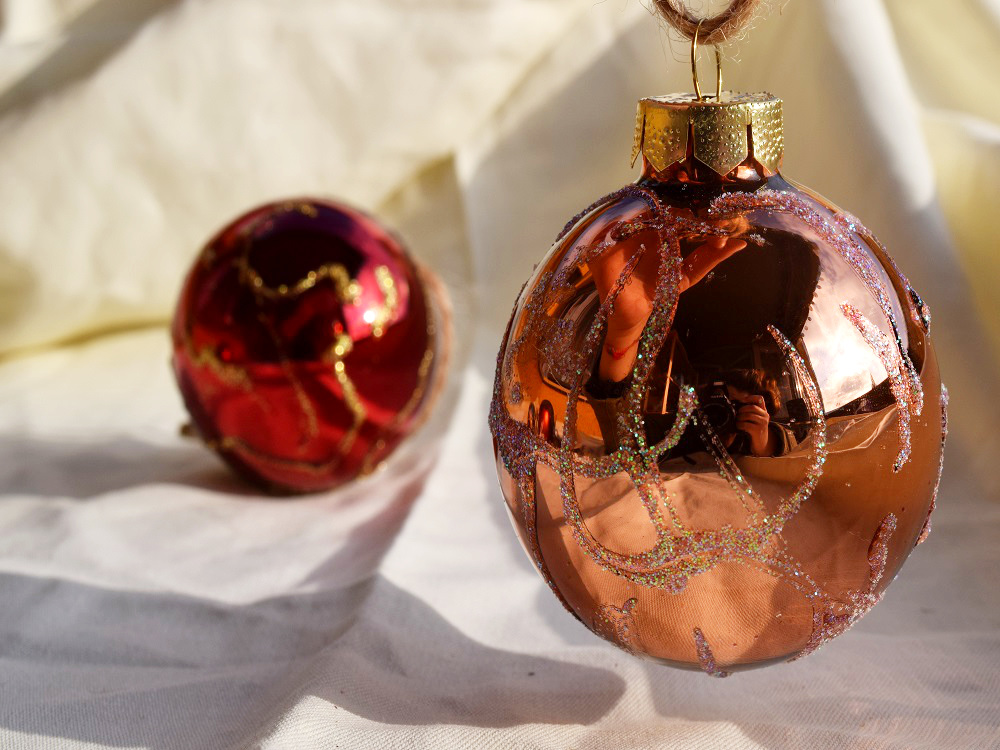 Weihnachtskugeln mit Kindern dekorieren. Kinder basteln mit Leim und Glitzer eine schöne Weihnachtsdeko für den Christbaum. | von Fantasiewerk