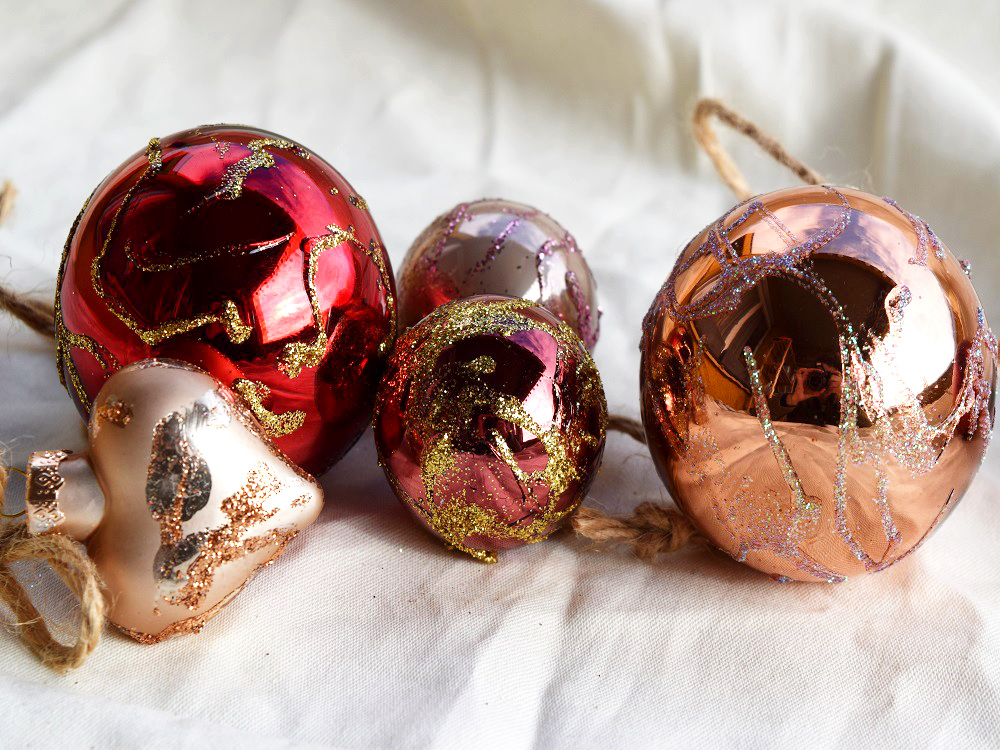 Weihnachtskugeln mit Kindern dekorieren. Kinder basteln mit Leim und Glitzer eine schöne Weihnachtsdeko für den Christbaum. | von Fantasiewerk