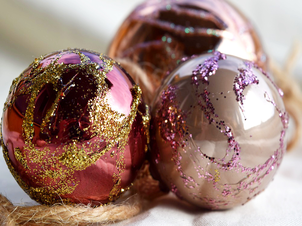 Weihnachtskugeln mit Kindern dekorieren. Kinder basteln mit Leim und Glitzer eine schöne Weihnachtsdeko für den Christbaum. | von Fantasiewerk