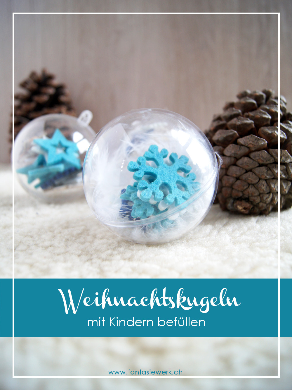 Weihnachtskugeln mit Kleinkindern dekorieren. Streuteile, Weihnachtsdeko und Federn kombinieren und in die Glaskugel füllen. Basteln mit Kindern von Fantasiewerk