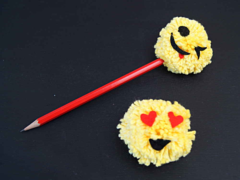 Anleitung zu coolen Pompon Emojis für Stifte. Basteln mit Garn und Filz. Ein tolles Bastelprojekt für Kinder. | von Fantasiewerk