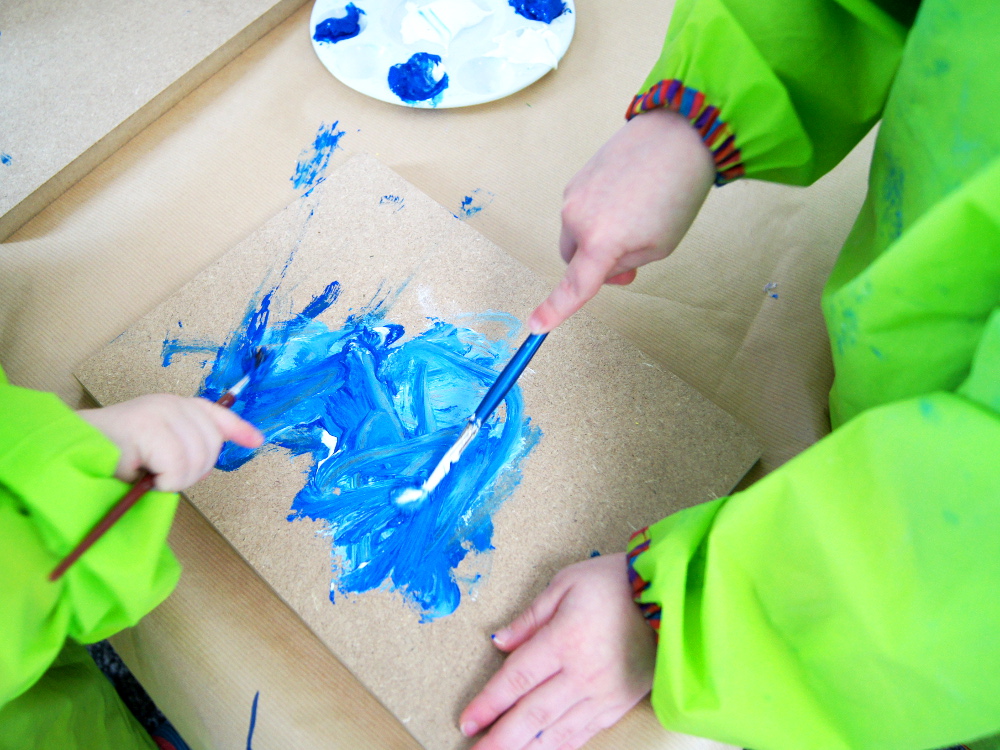 Bastelanleitung für kleine Bauarbeiter: Bild aus Schrauben und Nägeln herstellen. Kinder malen, leimen werkeln und entdecken | von Fantasiewerk #bastelnmitkindern #malenmitkindern