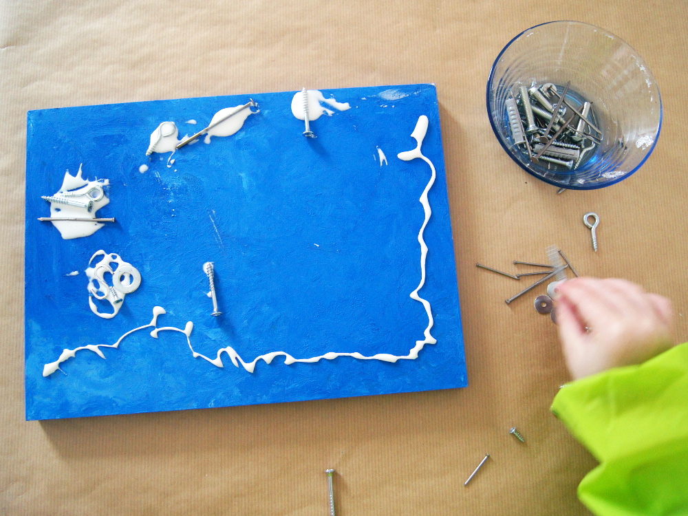 Bastelanleitung für kleine Bauarbeiter: Bild aus Schrauben und Nägeln herstellen. Kinder malen, leimen werkeln und entdecken | von Fantasiewerk #bastelnmitkindern #malenmitkindern