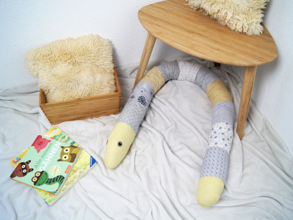 Kuscheltier Schlange selber nähen. Schritt für Schritt Anleitung und viele Nähtipps inklusive. Ein wunderschönes DIY für Kinder und Babys von Fantasiewerk