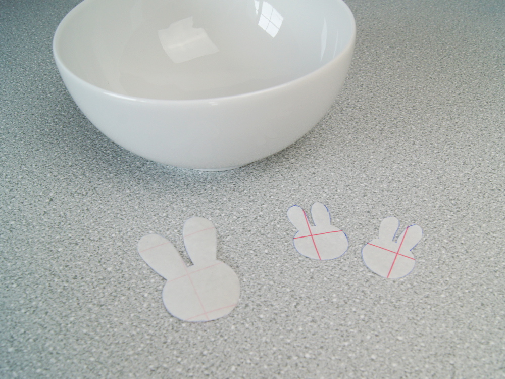 Porzellanschale mit Kleinkindern verzieren und mit Kresse bepflanzen. Basteln mit Kindern zu Ostern | von Fantasiewerk #kinderbasteln #ostergeschenk