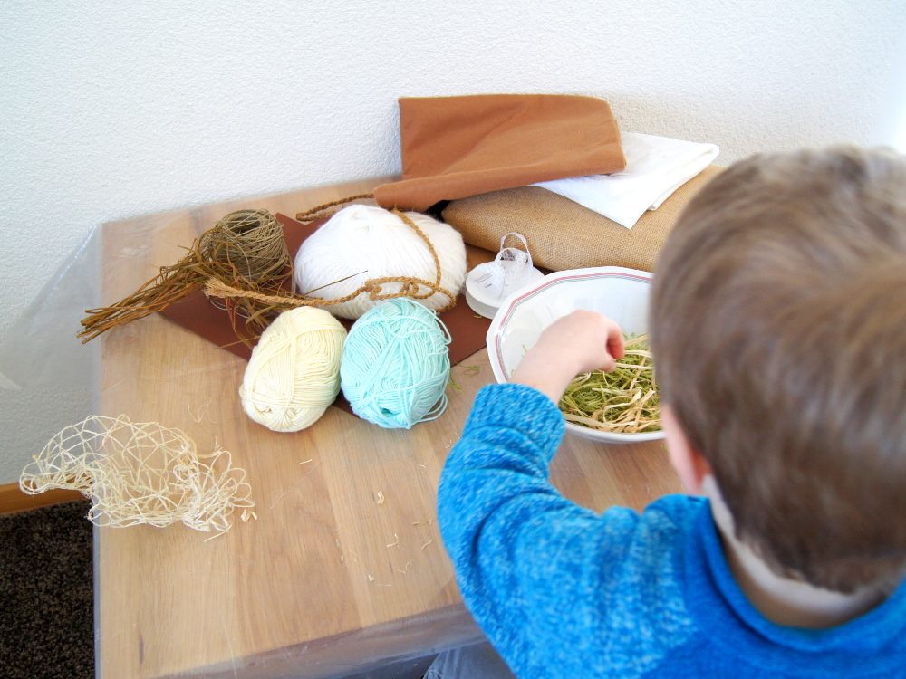 Osternest aus Naturmaterialien und Kleister mit Kindern basteln. Diese Bastelidee macht sich auch gut als Vogelnest. | von Fantasiewerk