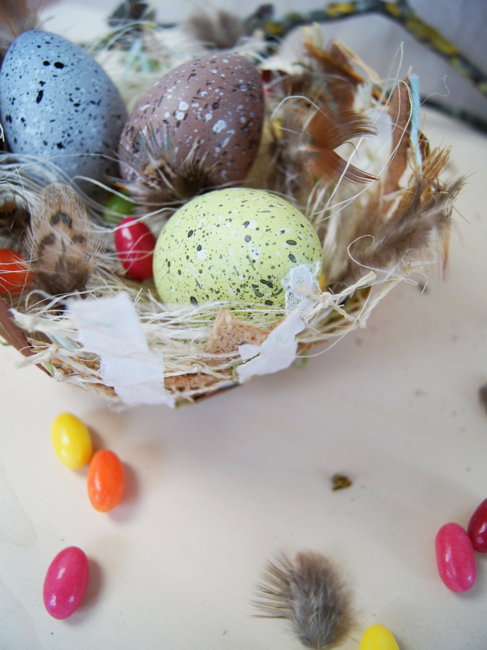 Osternest aus Naturmaterialien und Kleister mit Kindern basteln. Diese Bastelidee macht sich auch gut als Vogelnest. | von Fantasiewerk