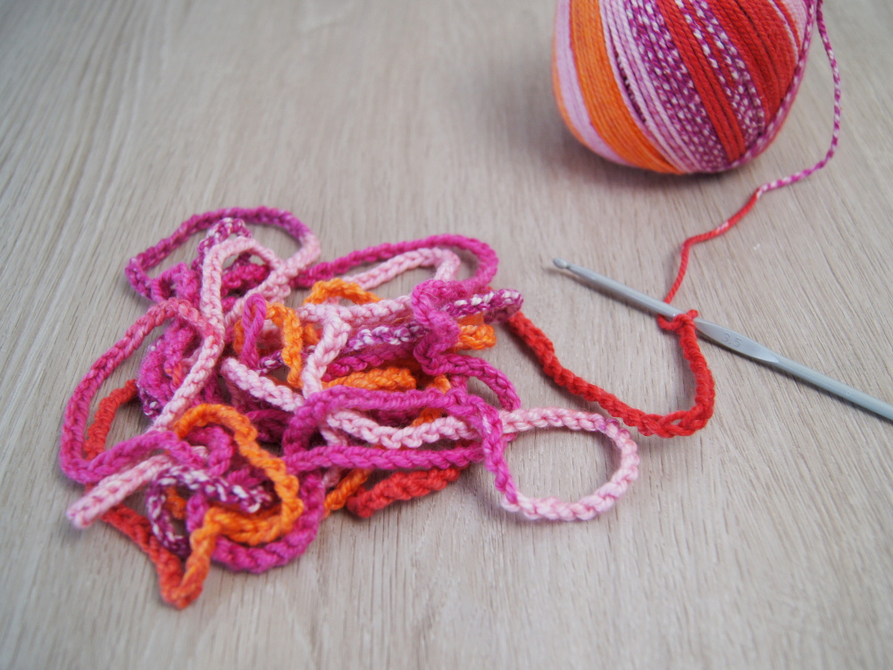 Anleitung mit gratis Vorlagen zum Ausdrucken: Stiftehalter mit Tieren häkeln. Bastelidee für Familien und Kinder | von Fantasiewerk.ch #diy #häkeln