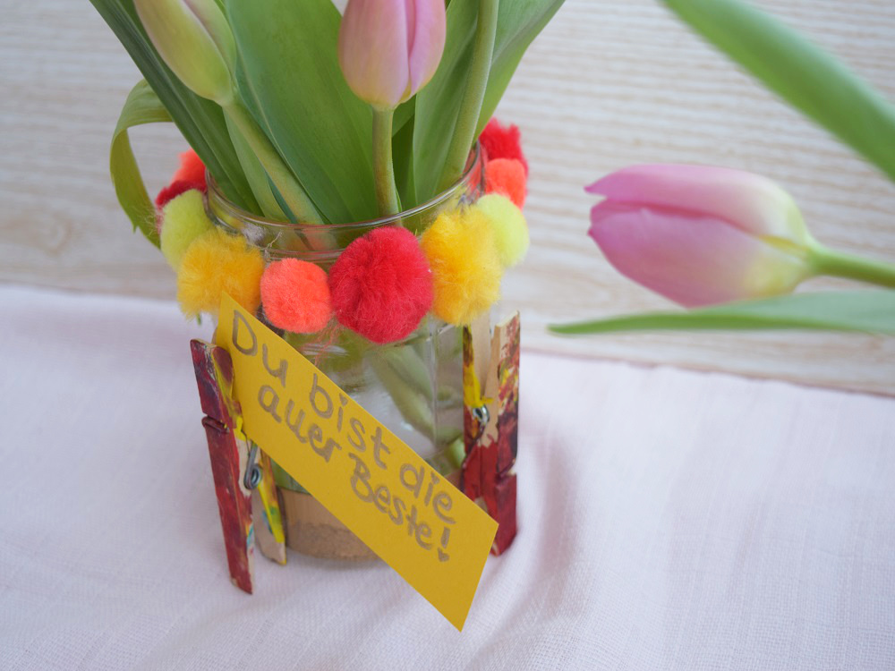Schöne Vase für den Muttertag basteln mit Kindern. Geschenk selbermachen für Mama. | von Fantasiewerk