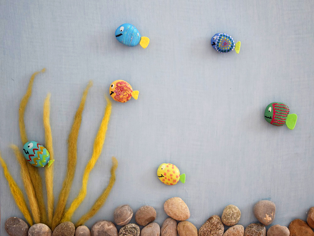 Anleitung zum Basteln einer Unterwasserwelt Pinnwand mit Steinen und Fischen | Basteln und malen mit Kindern | von Fantasiewerk