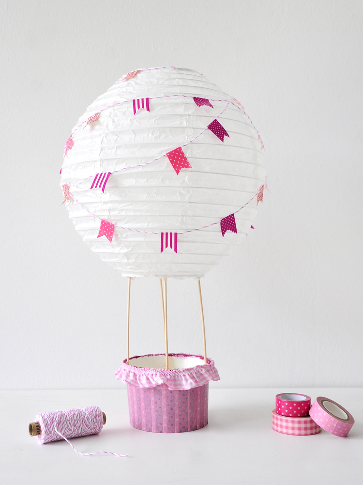 DIY Heißluftballon für das Kinderzimmer. Eine Deko für kleine Mädchen, die von Herzen kommt.