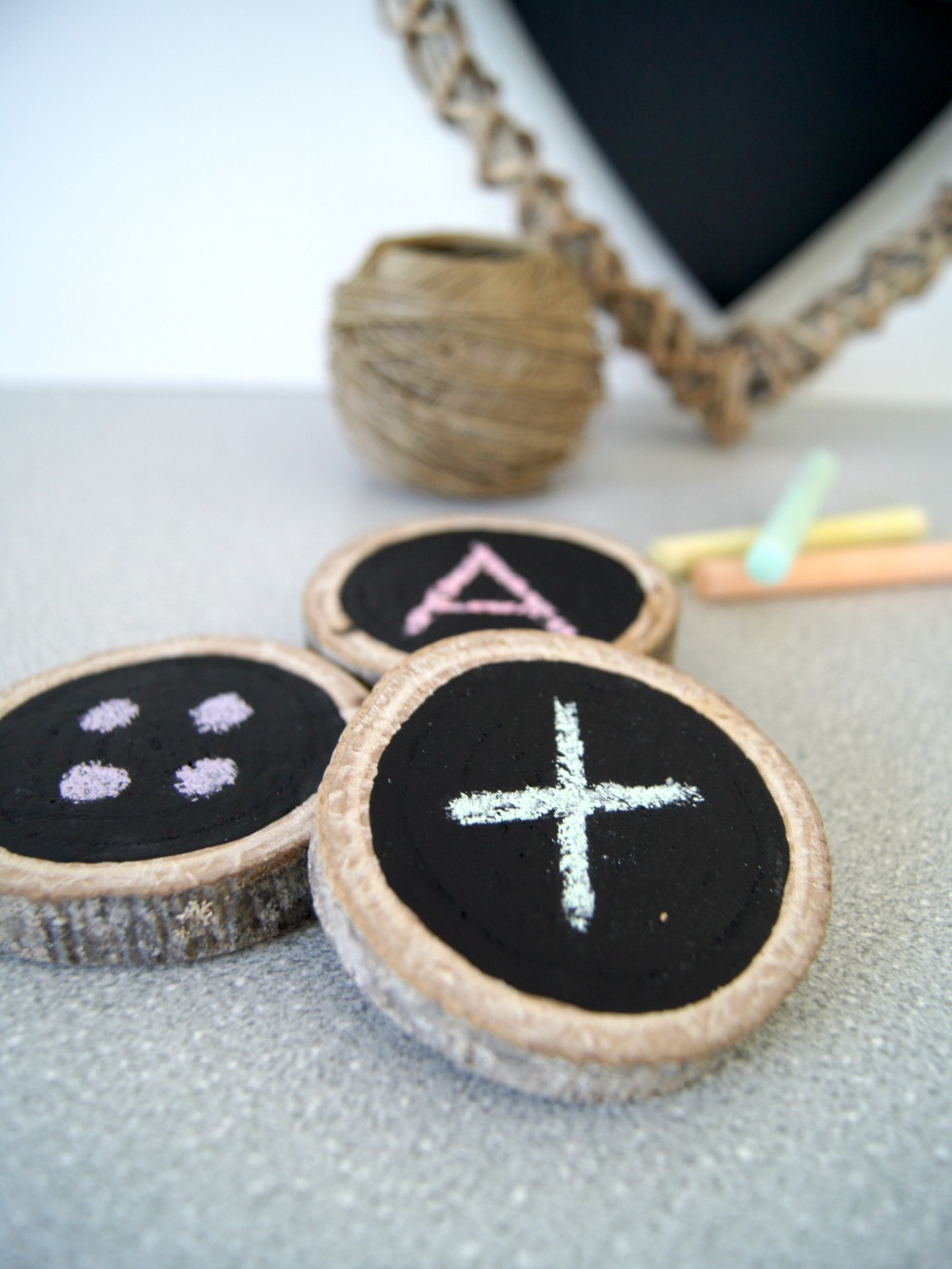 DIY Holzscheiben als Spielsteine für Kinder mit genialen Spielideen | von Fantasiewerk