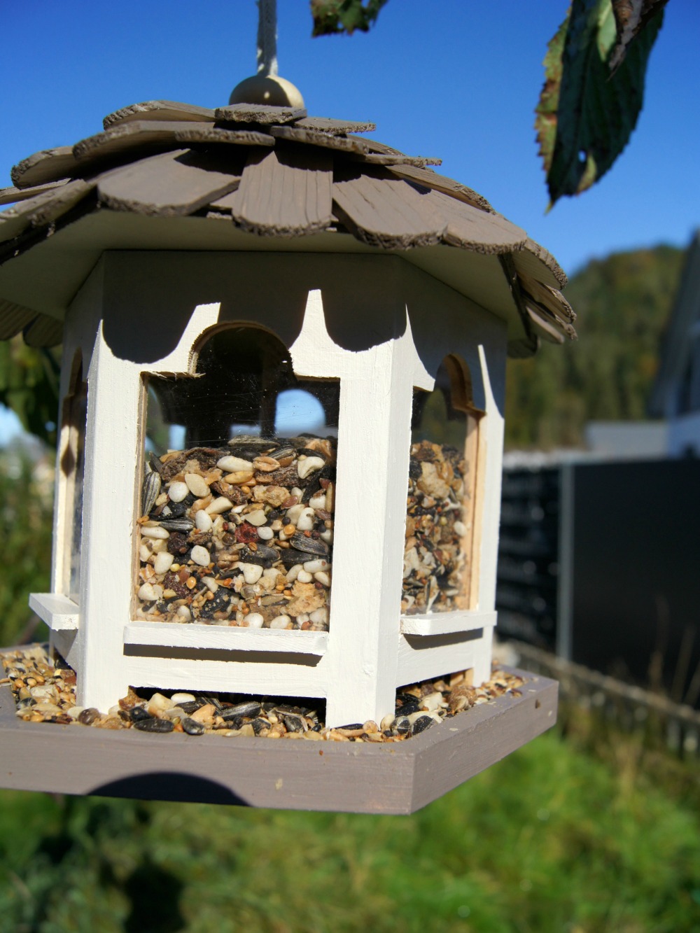 Ein Vogelhäuschen mit Kindern im Garten bauen | von Fantasiewerk.ch