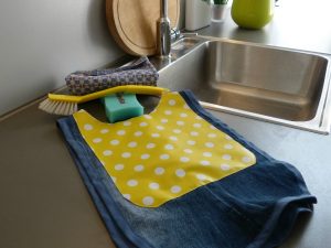 Upcycling: aus alter Jeans und Wachstuch eine Kinderschürze nähen | www.fantasiewerk.ch