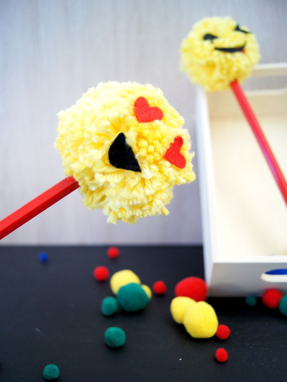 Anleitung zu coolen Pompon Emojis für Stifte. Basteln mit Garn und Filz. Ein tolles Bastelprojekt für Kinder. | von Fantasiewerk