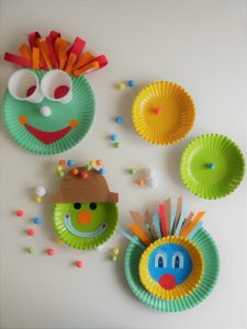 Easypeasy DIY: aus Papptellern bunte Clowngesichter basteln. Basteln mit Kindern | www.fantasiewerk.ch