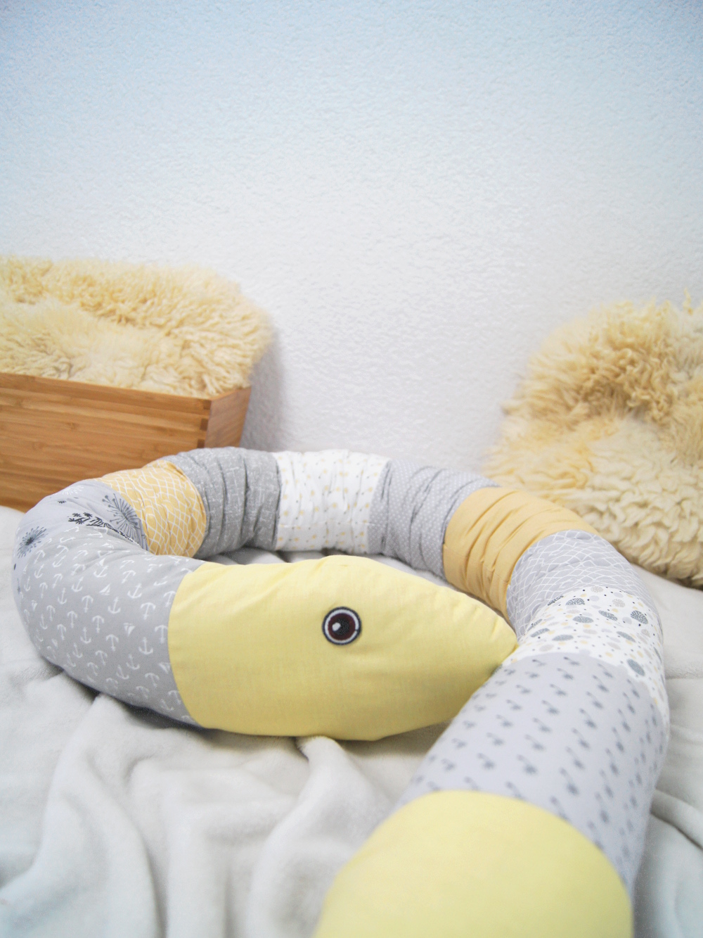 Kuscheltier Schlange selber nähen. Schritt für Schritt Anleitung und viele Nähtipps inklusive. Ein wunderschönes DIY für Kinder und Babys von Fantasiewerk