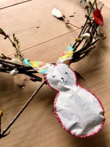 Upcycling-Projekt: Wie aus einem Quetschbeutel ein Osterhase wird I www.fantasiewerk.ch