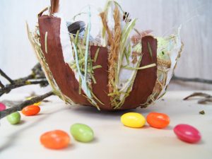 Osternest aus Naturmaterialien und Kleister mit Kindern basteln. Diese Bastelidee macht sich auch gut als Vogelnest. | von Fantasiewerk
