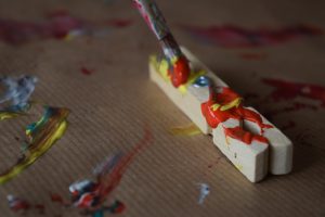 Schöne Vase für den Muttertag basteln mit Kindern. Geschenk selbermachen für Mama. | von Fantasiewerk
