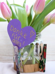 Schöne Vase für den Muttertag basteln mit Kindern. Geschenk selbermachen für Mama. | von Fantasiewerk