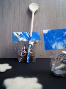 Weihnachtsgeschenke mit Kleinkindern basteln. - DIY Anleitung: Bruchschokolade machen und Kochlöffel bemalen. | von Fantasiewerk