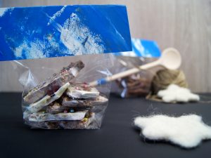 Weihnachtsgeschenke mit Kleinkindern basteln. - DIY Anleitung: Bruchschokolade machen und Kochlöffel bemalen. | von Fantasiewerk